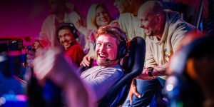 Vrijgezellenfeest bij Racesquare met vrienden juichend tijdens simracen.