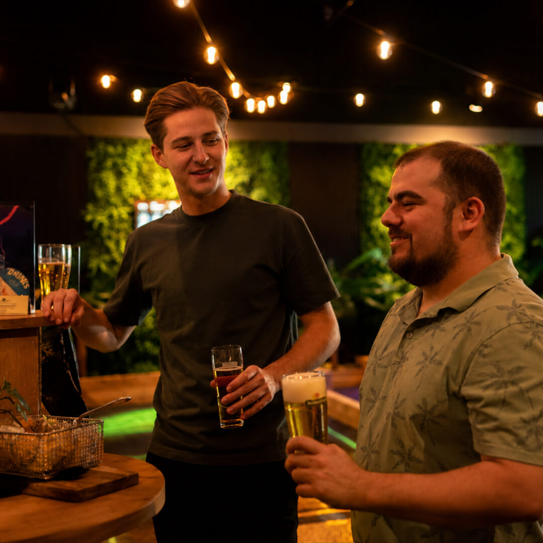 Winnaars proosten aan de bar